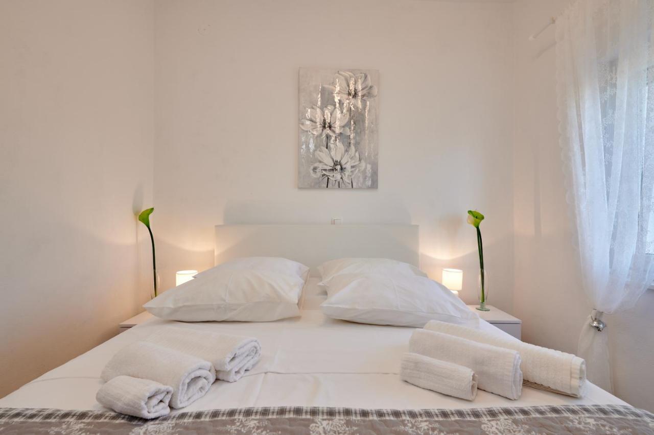 Villa Katja Kastela Bagian luar foto