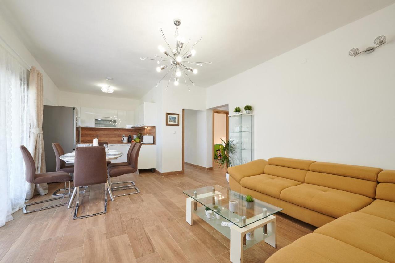 Villa Katja Kastela Bagian luar foto