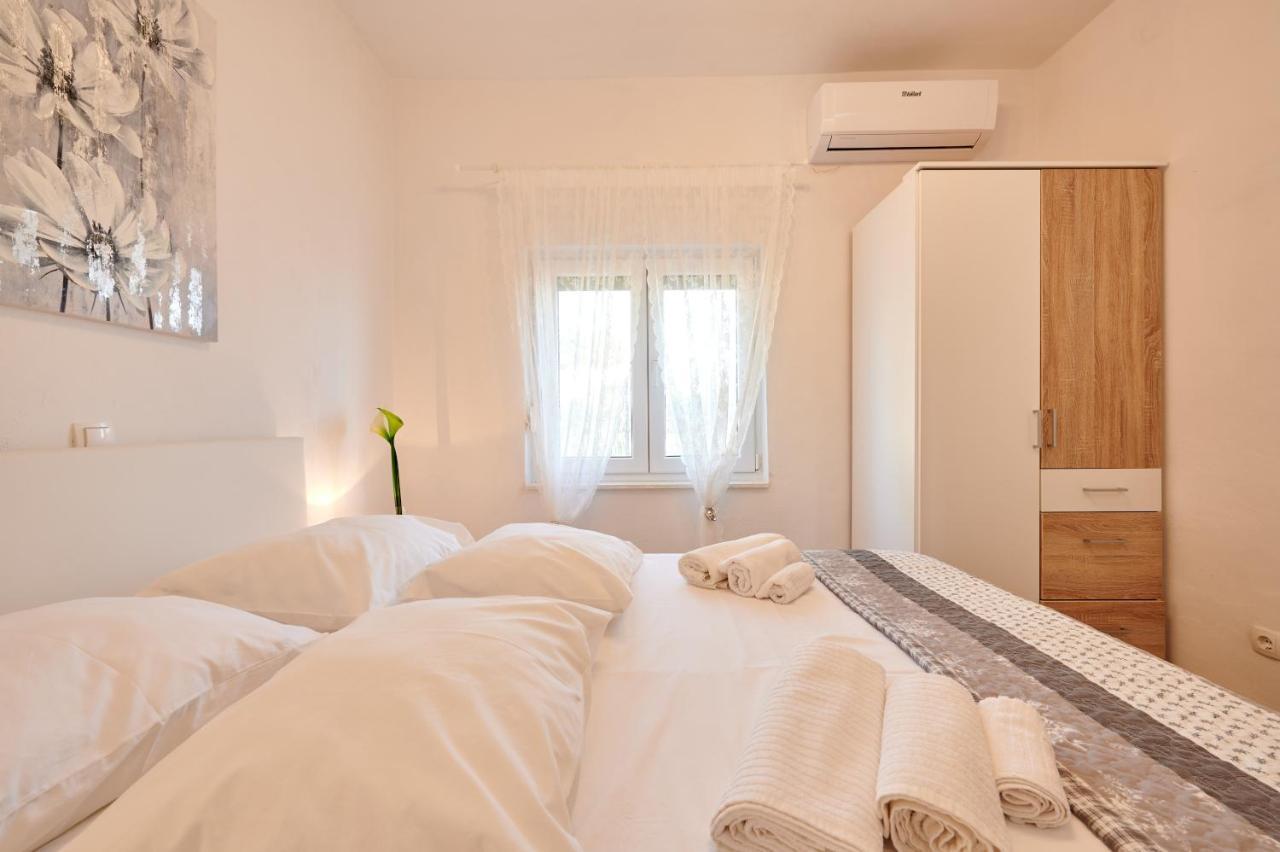 Villa Katja Kastela Bagian luar foto
