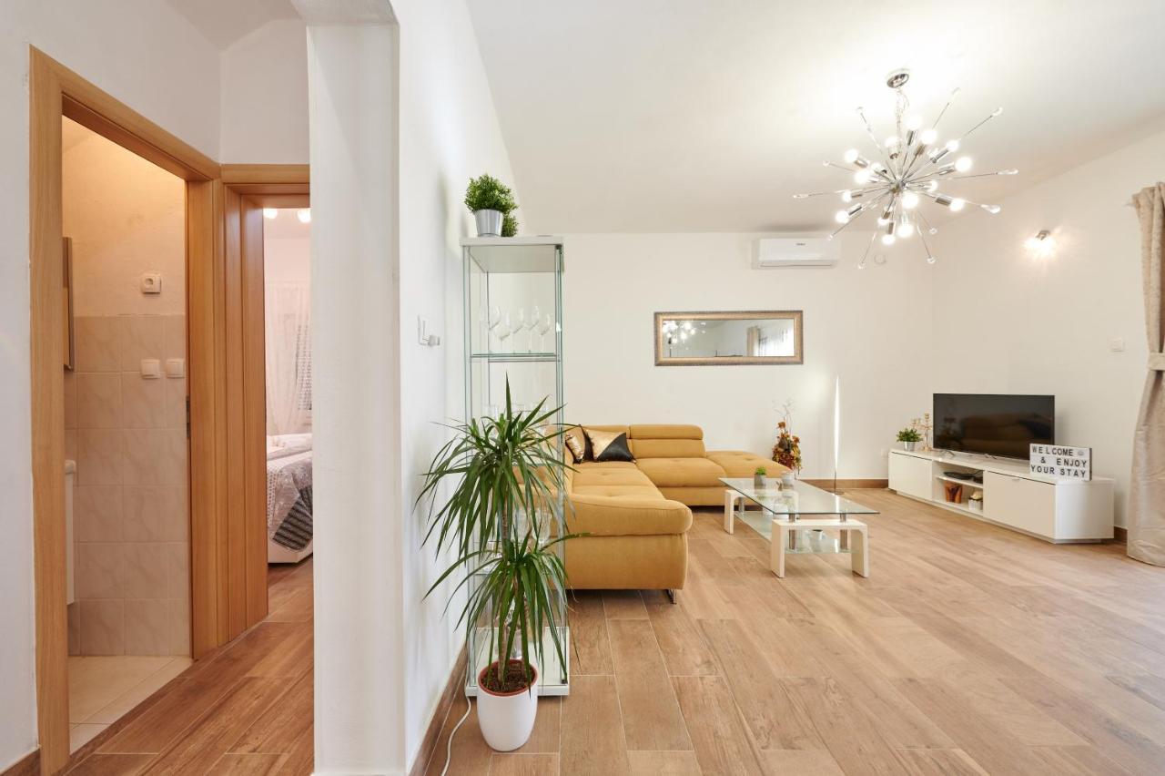 Villa Katja Kastela Bagian luar foto